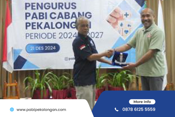 Penyerahan-Penghargaan-atas-Dedikasi-sebagai-Dokter-Spesialis-Bedah-Berpengalaman-dari-PABI-Pekalongan-kepada-dr.-Ahmad-Chamid-Thohari,-Sp.B.