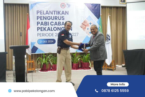 Penyerahan-Penghargaan-atas-Dedikasi-sebagai-Dokter-Spesialis-Bedah-Berpengalaman-dari-PABI-Pekalongan-kepada-dr.-Edi-Anggoro,-Sp.B.